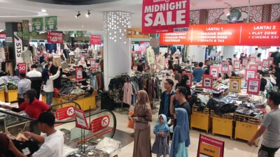 Berburu Diskon dengan THR, Warga Kota Bandar Lampung Padati Ramayana Tanjung Karang