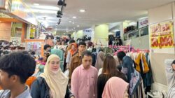 Berburu Keperluan Lebaran, Simpur Center Dipadati Warga hingga Malam
