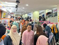 Berburu Keperluan Lebaran, Simpur Center Dipadati Warga hingga Malam