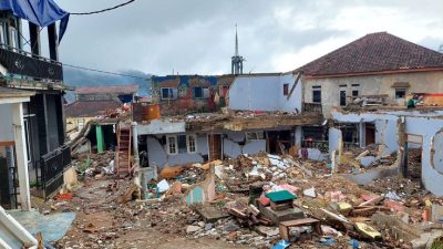 Kerusakan rumah-rumah warga di Kecamatan Cugenang, Kabupaten Cianjur, Jawa Barat, pasca-peristiwa Gempa Bumi Cianjur berkekuatan Magnitudo 5,6 yang terjadi pada 21 November 2022
